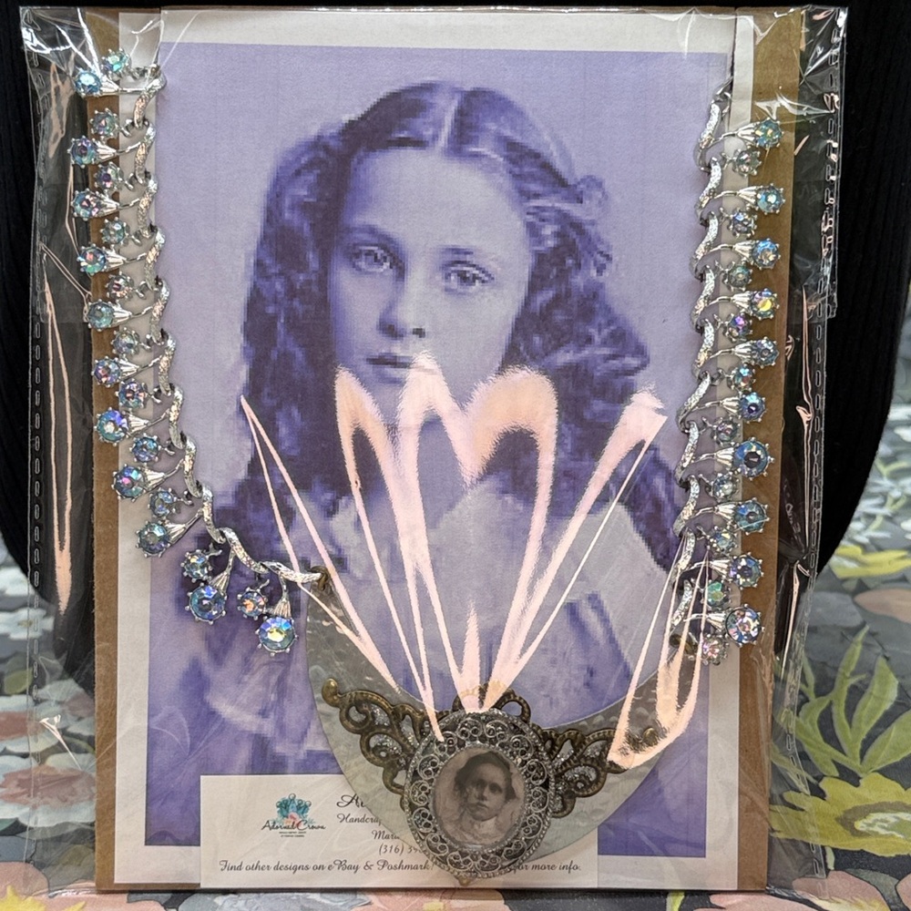 🌟Adorned Crown Jewelry assemblage rhinestone filigree female image bib necklace - Picture 8 of 10